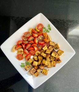 Tofu Marinado con Ensalada de Tomate